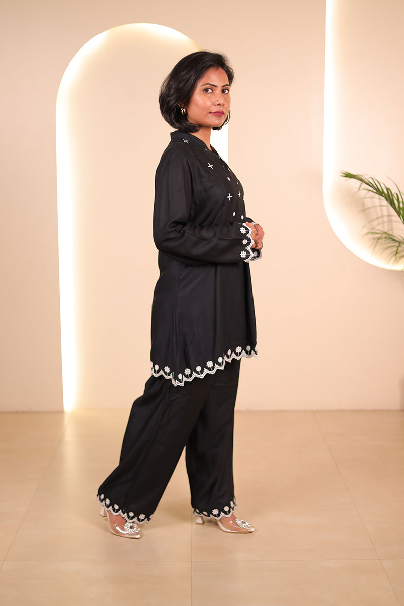 Black Embroidered Straight Kurta Set for Women Black Embroidered Straight Kurta Set for Women