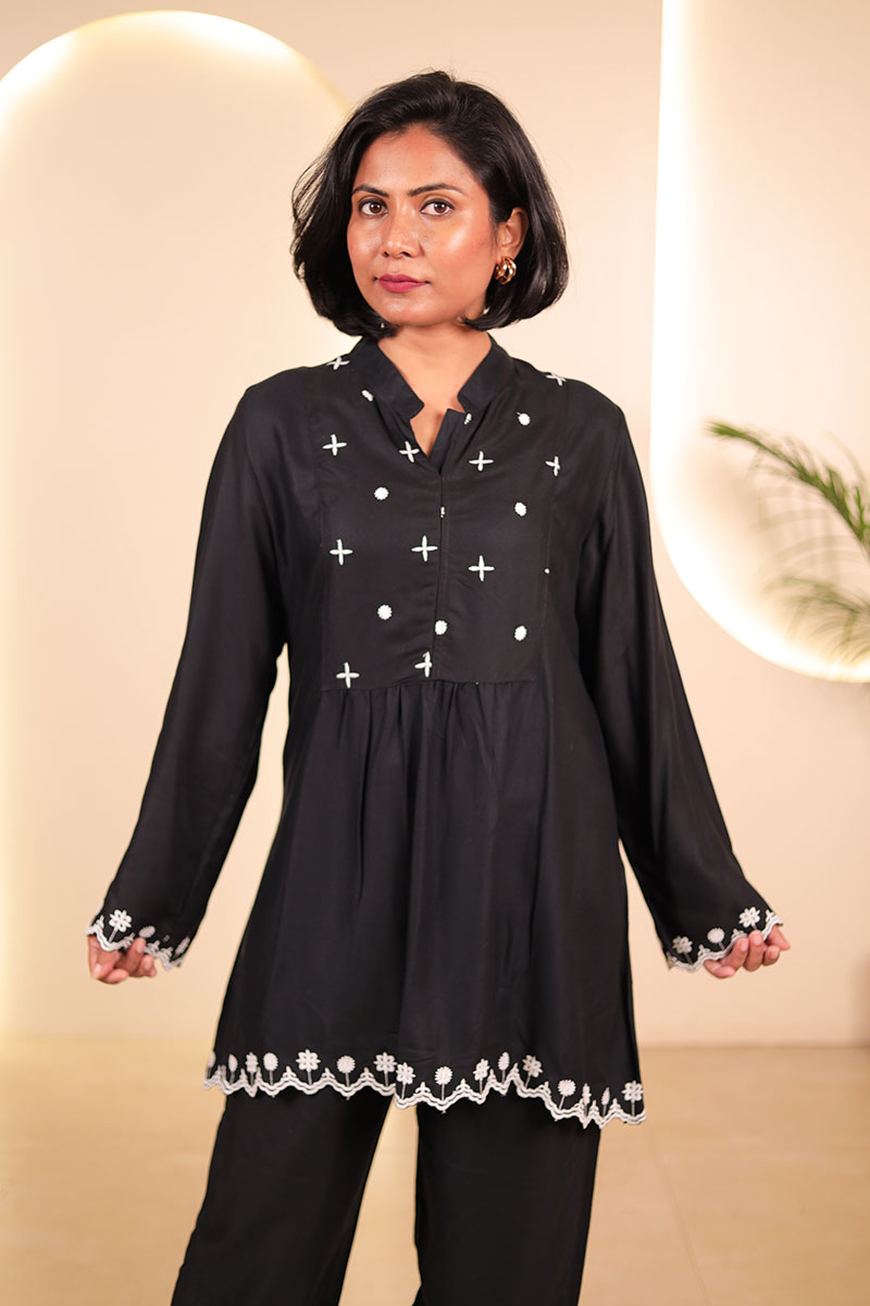 Black Embroidered Straight Kurta Set for Women Black Embroidered Straight Kurta Set for Women